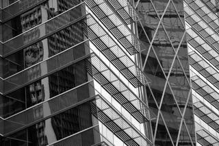 建筑物墙壁上的灰色防火出口