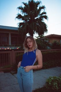 手插在口袋里的女人