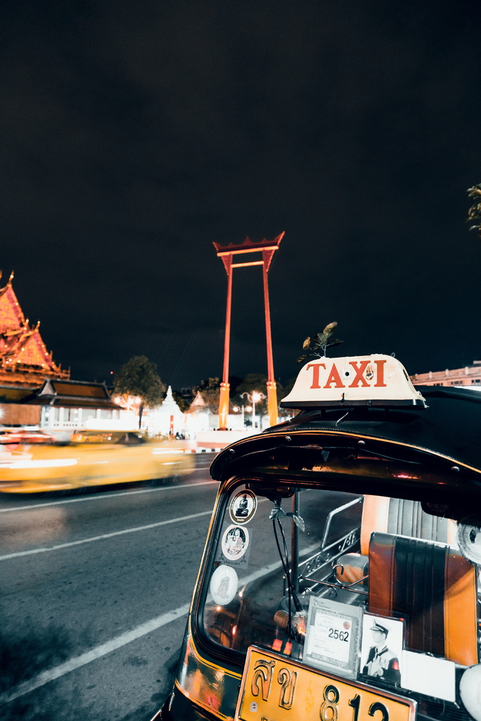 泰国曼谷，出租车，大秋千，sao ching cha，夜间，交通，tuk tuk