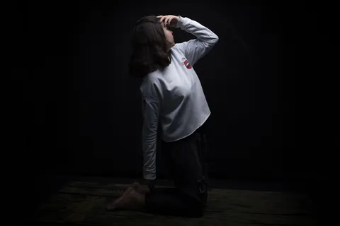 抱着头的女人 抱着头的女人
