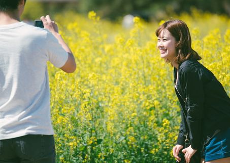 偷窃、肖像、花朵、女孩、成人、黄色、女性、站立