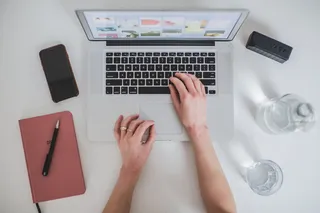 电脑、电子产品、手、笔记本电脑、手机、笔记本电脑、屏幕、智能手机