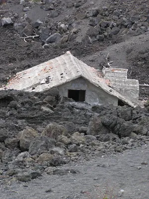 埃特纳山，熔岩，水下房屋，建筑，建筑结构，建筑外观，白天，没有人
