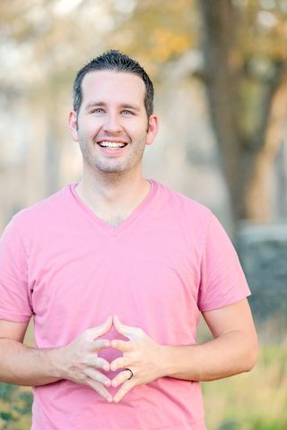 男人站在户外，开心，爸爸，爸爸，经理，客户，男人，手