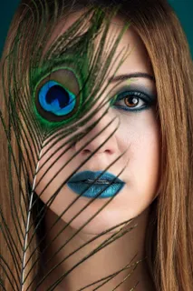 女人的脸上长满了羽毛