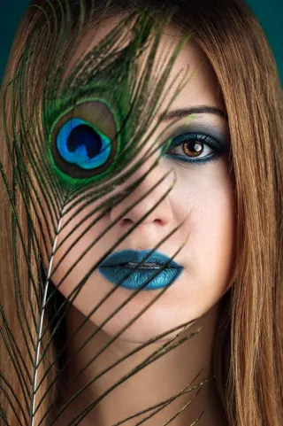 女人的脸上长满了羽毛