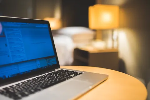 办公桌、macbook、酒店、计算机、技术、商务、屏幕、桌子 办公桌、macbook、酒店、计算机、技术、商务、屏幕、桌子