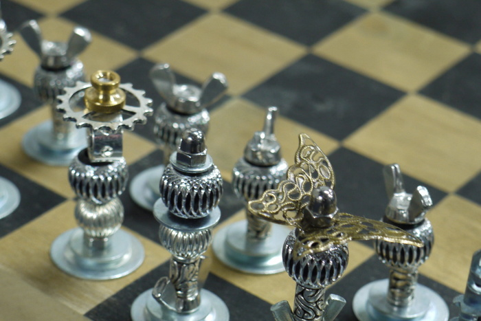 银色棋子，米色，黑色，棋盘，灰色，金属，棋子，木制
