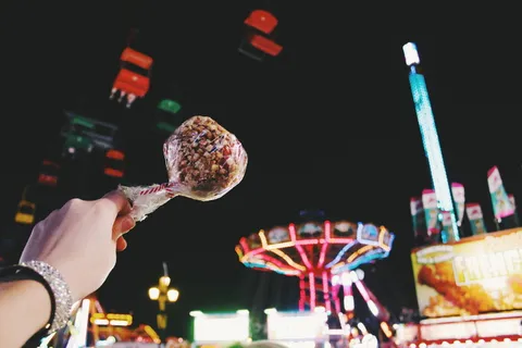 拿着糖果的女人，人，人，人，建筑，建筑，塔，节日