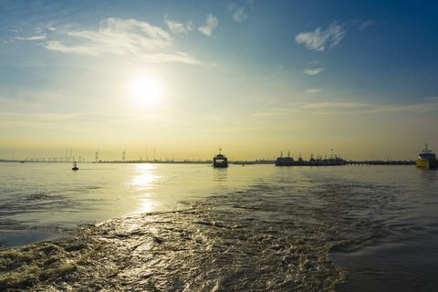 《需要的时刻》，越南胡志明市，天空，反光，光明，美丽，西贡