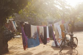 衣服旁边的自行车