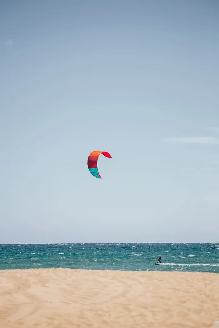 在海洋中用冲浪风筝冲浪