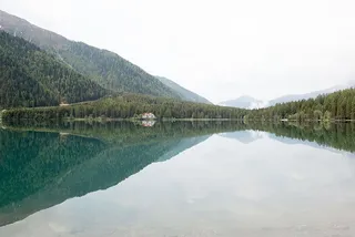 平静的水体和山脉的照片