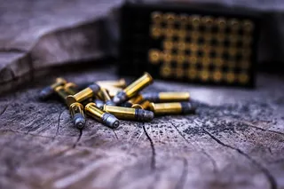 木头上的金色弹药照片