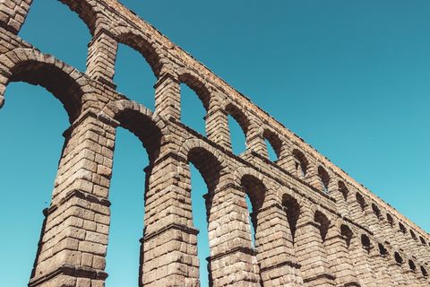 棕色混凝土建筑，建筑，建筑，拱形，拱门，砖，柱，柱