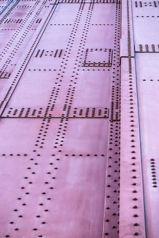 金门大桥塔楼上的铆钉和金属。