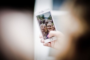 金色Iphone 6显示两名女性自拍的选择性聚焦照片