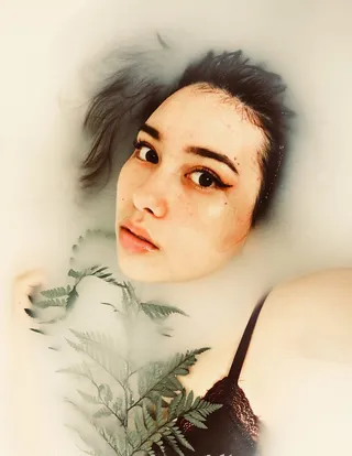 浴缸里女人的照片