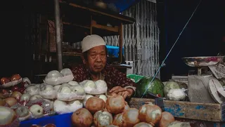 房间里坐在椅子上的男人