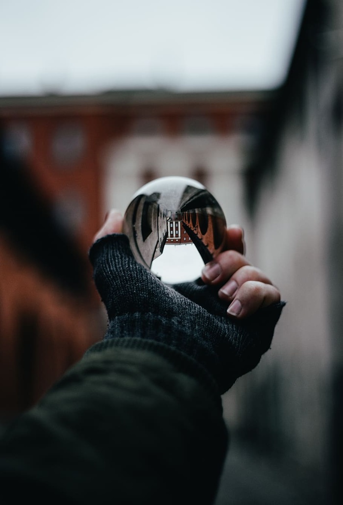 拿着透明球的人选择聚焦摄影