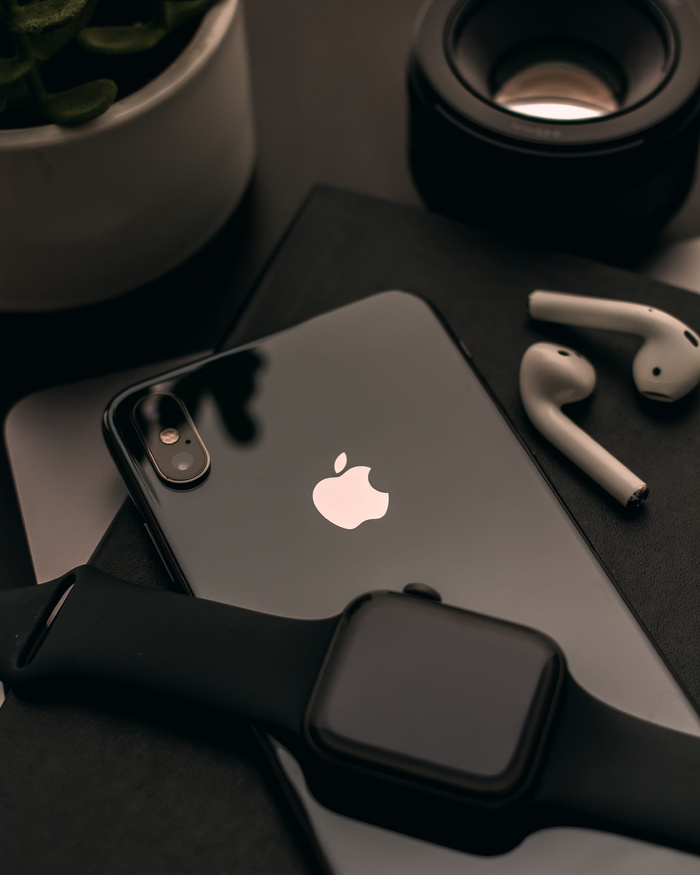 黑色iPhone X上的太空黑苹果手表