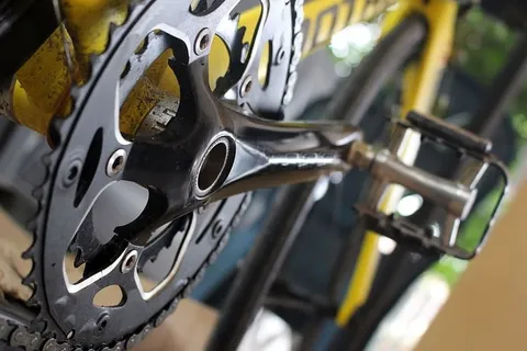 赛车踏板和曲柄的特写细节