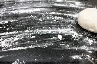 披萨面团，披萨面团准备，制作食物，制作披萨，面粉，面团，配料，食物准备