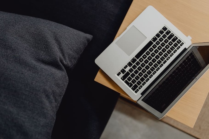 在家中或工作室安装MacBook电脑的时尚工作区