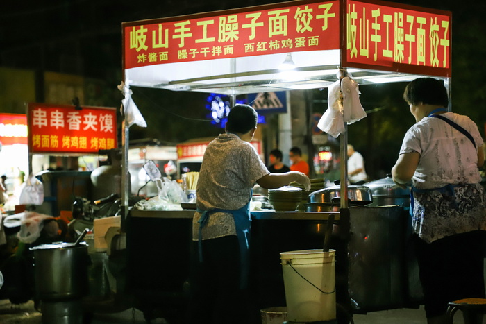 在食品摊上做饭的人