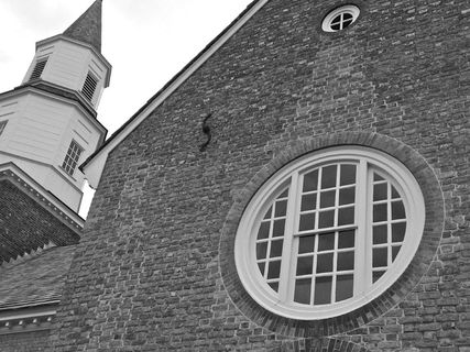 美国，威廉斯堡，201 w格洛斯特公爵街，砖砌教堂，教堂窗户，黑白教堂，旧教堂窗户，殖民地威廉斯堡