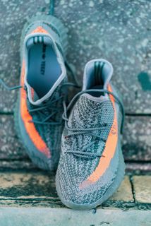 一双灰色阿迪达斯 Yeezy Boost 350 鞋 一双灰色阿迪达斯 Yeezy Boost 350 鞋