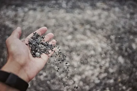 浇卵石的人,拿着砾石的人,石头,手,把手,砾石,石头 浇卵石的人,拿着砾石的人,石头,手,把手,砾石,石头