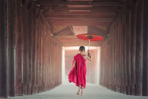 拿着雨伞在木架之间行走的男孩 拿着雨伞在木架之间行走的男孩