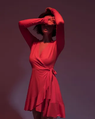 一名身穿粉红色长袖连衣裙的女子