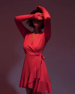 一名身穿粉红色长袖连衣裙的女子 一名身穿粉红色长袖连衣裙的女子