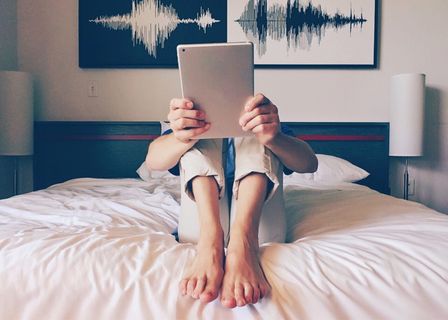 照片，人物，手持，灰色，平板电脑，坐着，床，ipad