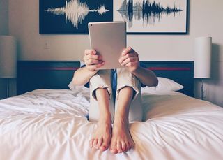 照片，人物，手持，灰色，平板电脑，坐着，床，ipad