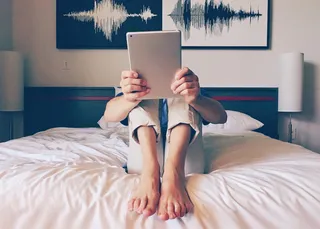 照片，人物，手持，灰色，平板电脑，坐着，床，ipad