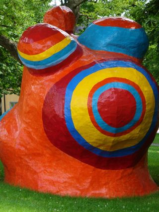 雕塑、艺术品、纳纳菲格、艺术、多色、绿色、白天、户外