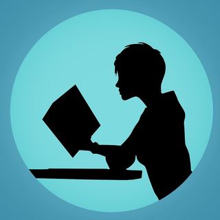 女性阅读的剪影。