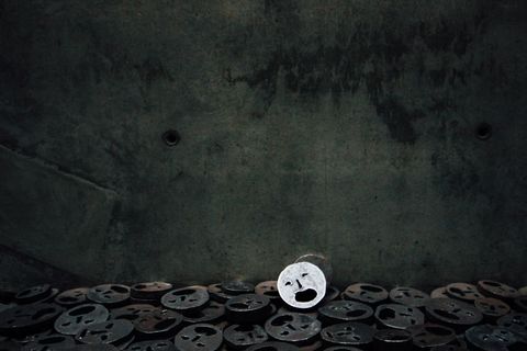 在室内，没有人，没有古老的墙壁建筑特征，没有废弃的、令人毛骨悚然的、过时的金属