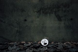 在室内，没有人，没有古老的墙壁建筑特征，没有废弃的、令人毛骨悚然的、过时的金属