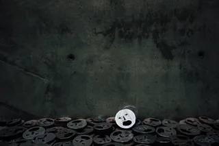 在室内，没有人，没有古老的墙壁建筑特征，没有废弃的、令人毛骨悚然的、过时的金属