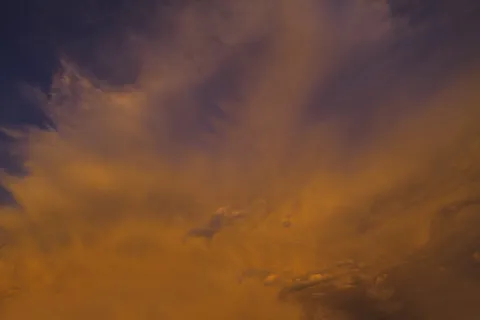 黄金时段的云层形成