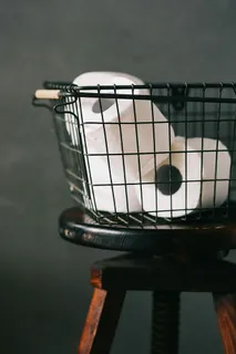 金属篮子里的洗漱用品