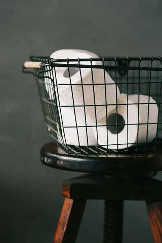 金属篮子里的洗漱用品