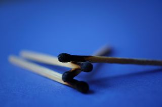 火柴、微距、特写、烧焦、火柴棒、蓝色、摄影棚快照、彩色背景