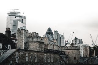 伦敦白天的灰色混凝土浇注机