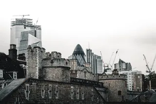 伦敦白天的灰色混凝土浇注机