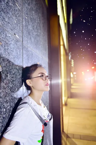 大学生，夜景，上班族，真人，一个人，眼镜，眼镜，年轻女性